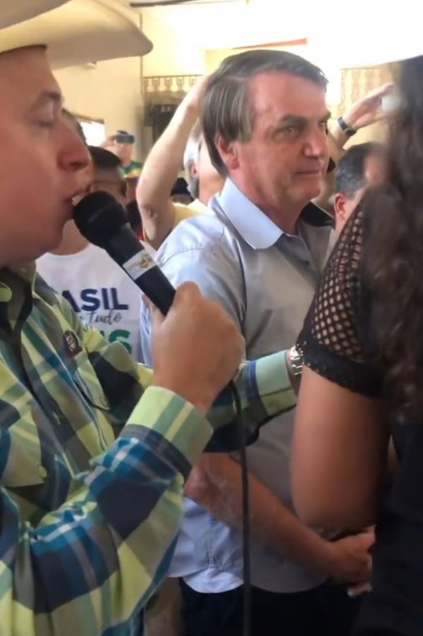 Jair Bolsonaro, sem máscara e em meio a aglomeração, em encontro com ruralistas em meio à pandemia de Covid-19