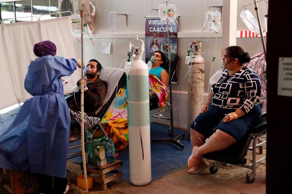 Sem maca para todos no hospital de Villa Elisa, no Paraguai, alguns pacientes ficam em cadeiras