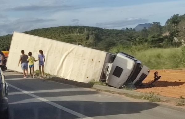 O acidente aconteceu na tarde deste domingo (16), envolvendo um caminhão e um veículo de passeio, na localidade de Jabaquara