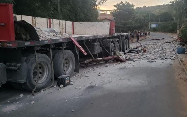 Caminhão parou a alguns metros à frente das casas atingidas em Colatina