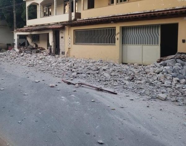 Duas casas ficaram destruídas no acidente que aconteceu no final da tarde deste domingo (16), em Colatina