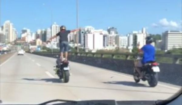 Homem se arrisca na Terceira Ponte, em manobra com moto