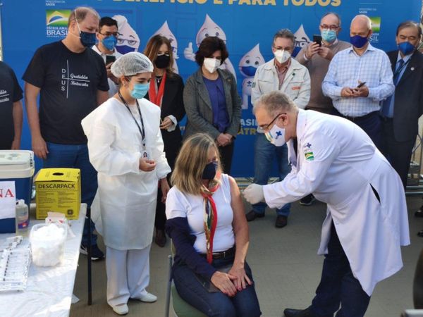 Marcelo Queiroga abre vacinação em massa contra a Covid-19 em Botucatu (SP)
