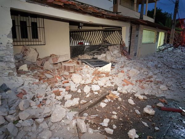 Pedras que estavam sendo levadas na carreta atingiram duas casas do bairro Maria das Graças, em Colatina
