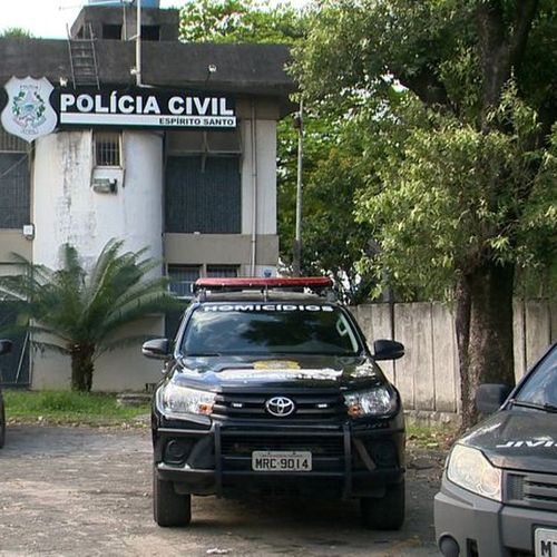 Vítima foi esfaqueada em casa, na cozinha, na frente da filha de dois anos. O crime aconteceu no final da tarde desta terça-feira (21)