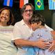Pastor Waldemar Rocha Júnior abraçado à filha Aline, que faleceu, ao lado da filha Elaine e da mulher, a pastora Dora Rocha