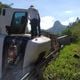 Imagem - Carreta carregada com bloco de granito tomba na BR 262 em Venda Nova