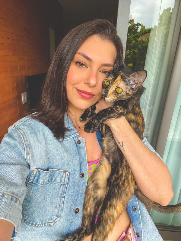 Anna Karla Chieppe, tutora da gatinha Cappuccina, 8 meses, diz que ela é agitada e adora subir na coifa da cozinha