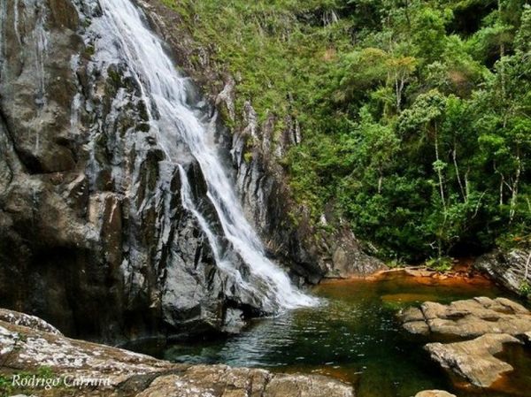Cachoeira Bonita Possui queda de 80 metros e piscina natural por Rodigo Carmin/Prefeitura de Alto Caparaó 