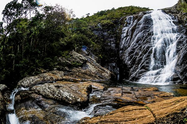 Cachoeira Bonita Possui queda de 80 metros e piscina natural por Igor Tibiri/ Prefeitura de Alto Caparaó 