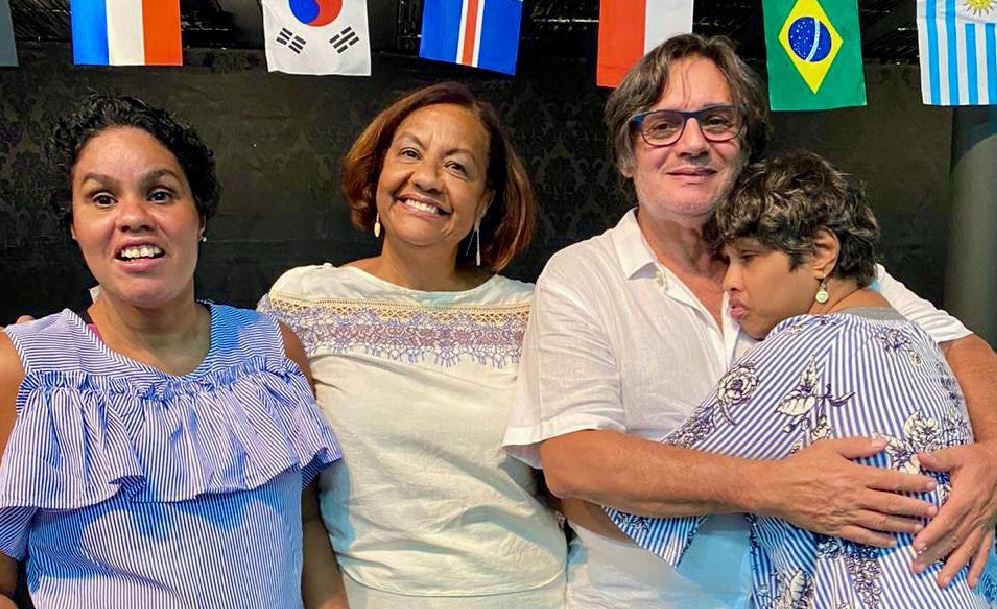 Aline Santos Rocha, de 42 anos, tinha microcefalia. O pastor Waldemar Rocha Júnior, de 66 anos, segue internado na UTI com a Covid e sua outra filha se recupera no hospital, no quarto