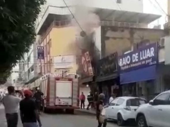 Incêndio atinge fritadeira com 40 litros de óleo em lanchonete de Barra de São Francisco por Telespectador | TV Gazeta Norte