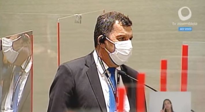 Evandro Armini Gomes encontrou a quantia durante a sessão; a imagem do servidor foi transmitida ao vivo na TV Assembleia