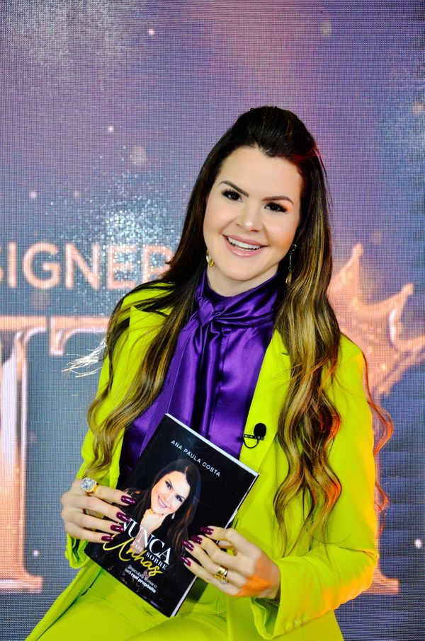 A empresária Ana Paula Costa fez o pré-lançamento do seu livro “Nunca foi sobre unhas