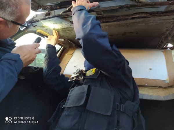 A PRF apreendeu 51 tabletes de cocaína escondidos em forro de carro em Guarapari