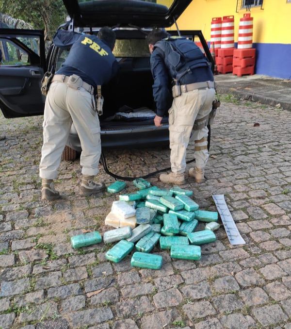 A PRF apreendeu 51 tabletes de cocaína escondidos em forro de carro em Guarapari