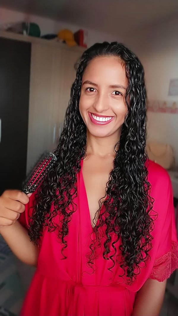 Depois de ter pego Covid-19 e superado os sintomas, a consultora de vendas Paula Fernanda Anastácio Ribeiro agora enfrenta outro problema: queda de cabelo.