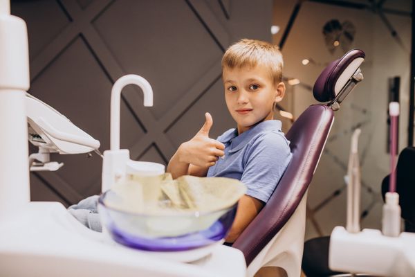 O bruxismo costuma ser mais recorrente em crianças dos 2 aos 4 anos e, nos jovens, acontece com frequência dos 10 aos 12 anos e aos 18 anos.