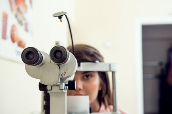 O exame oftalmológico está indicado a partir dos 6 meses de idade para toda criança, repetindo a cada 6 meses até completar 2 anos de idade, e depois anualmente, se tudo estiver estabilizado.
