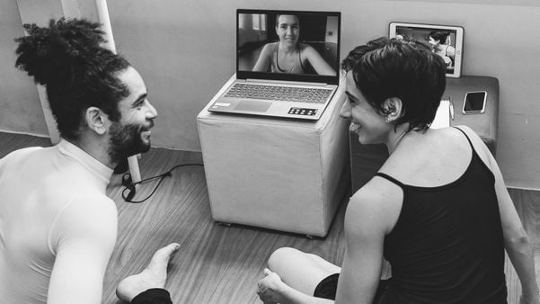 Os bailarinos Gabriela Moriondo e Maicom Souza na oficina da vídeodança SYNC, que é uma obra que converge dança, cinema e música