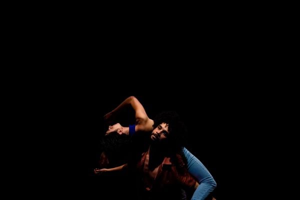 Os bailarinos Gabriela Moriondo e Maicom Souza na vídeodança SYNC, que é uma obra que converge dança, cinema e música