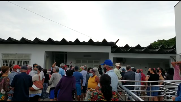 Pessoas madrugam em filas na espera por segunda dose da vacina em Aracruz