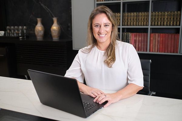 Cristina Daher é advogada empresarial com especialização em Direito Público