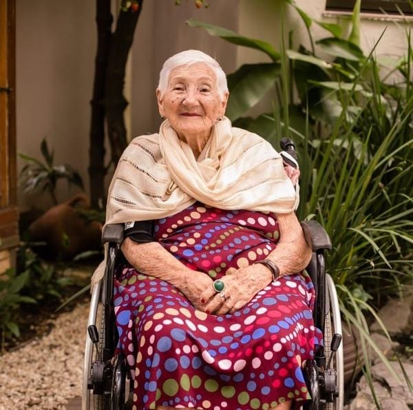 Dona Ida Carvalho Monteiro, aos 96 anos, está ainda mais tranquila após ter tomado as duas doses da vacina contra a Covid-19.