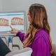 De acordo com a ortodontista Flávia Machado, o diferencial da tecnologia dos alinhadores é possibilitar o conforto de não ter situações de urgência como ocorre com quem usa aparelho fixo.