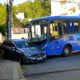 Imagem - Ônibus bate em carro de luxo parado em rua de Colatina