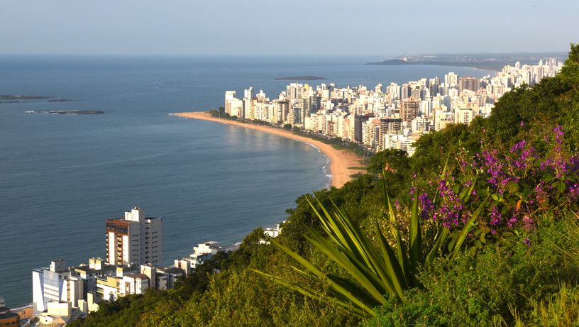 Parte do município de Vila Velha visto do Morro do Moreno. Na imagem, a Paria da Costa e seus prédios.