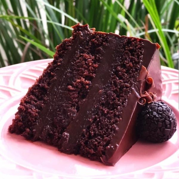 Bolo de brigadeiro com calda de conhaque da Amor com Açúcar