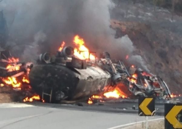 Carreta pega fogo e fecha rodovia de Itarana 