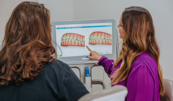 De acordo com a ortodontista Flávia Machado, o diferencial da tecnologia dos alinhadores é possibilitar o conforto de não ter situações de urgência como ocorre com quem usa aparelho fixo.