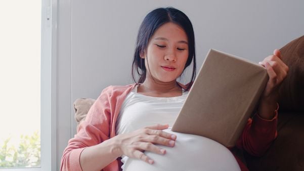 Mulheres procuram ler livros como forma de se aprofundar na maternidade