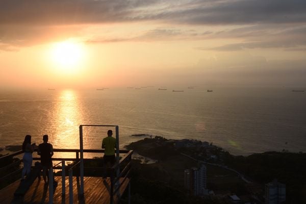 O amanhecer visto do Morro do Moreno, em Vila Velha.  por Carlos Alberto Silva