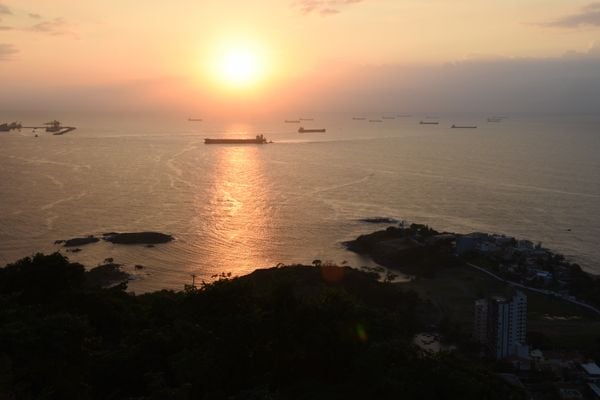 O amanhecer visto do Morro do Moreno, em Vila Velha.  por Carlos Alberto Silva