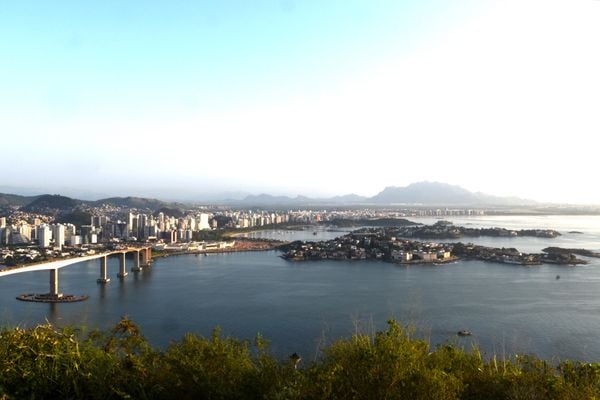 A cidade de Vitória vista do Morro do Moreno
