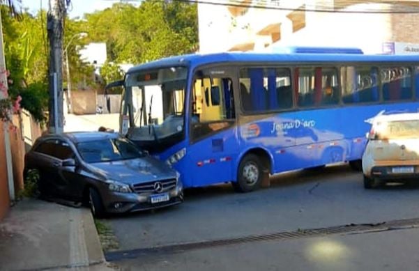 Ônibus colidiu com veículo em Colatina 