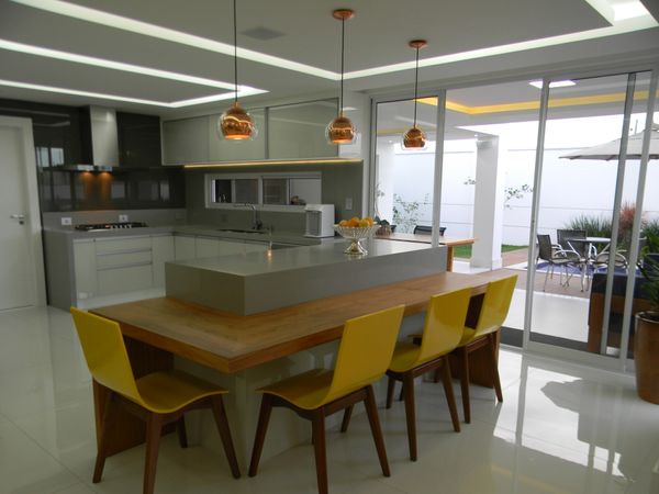 Para o arquiteto Max Mello, o “Illuminating” combina bem com poltronas e acessórios de mesa e cozinha.