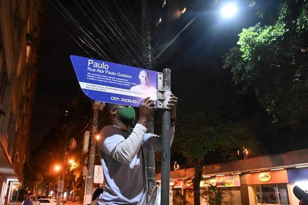 Placa de rua com o nome de Paulo Gustavo é instalada em Niterói