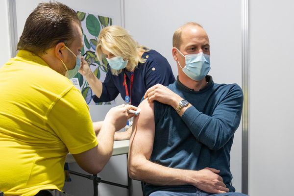 Príncipe William recebe a primeira dose da vacina contra a Covid-19