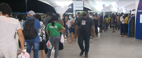Terminal de Itaparica, em Vila Velha: aglomeração nas filas durante o horário de rush