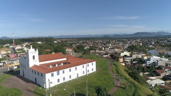 Vista aérea da Igreja dos Reis Magos, no bairro Nova Almeida, na Serra