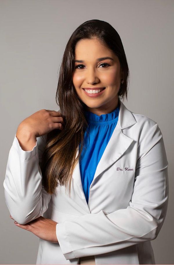A oftalmologista Hanna Teodoro explica que há vários artigos publicados mostrando o aumento exponencial da miopia em crianças, além de estrabismo e olho seco pelo simples ato de piscar com menos frequência.