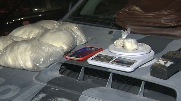 Pasta base de cocaína, balança e rádio comunicador foram apreendidos junto com o suspeito no Bairro da Penha, em Vitória