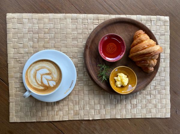 Cappuccino e croissant por Casa Camocim/Divulgação