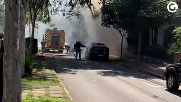 Carro pegou fogo enquanto estava estacionado na Praia do Canto, em Vitória, na tarde desta sexta-feira (21)