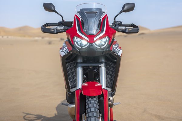 O novo chassi é mais leve e os pneus ganharam novos desenhos por Honda/Divulgação