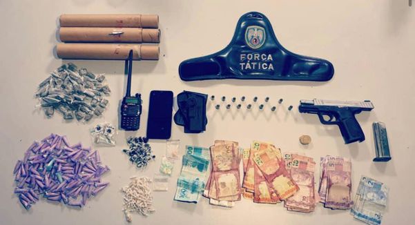 Arma, drogas e dinheiro apreendidas no Bairro da Penha, Vitória, pela PM